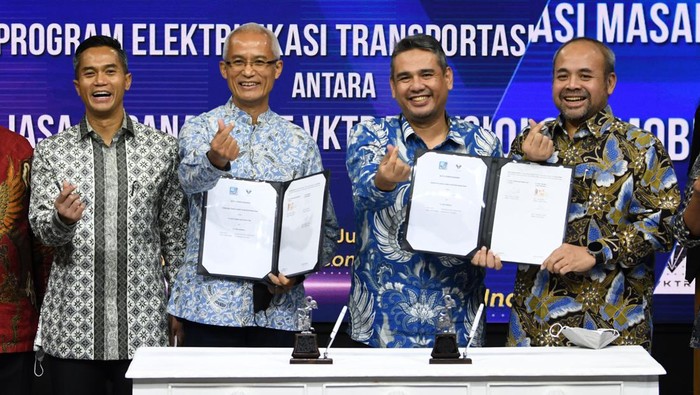 KERJA SAMA ELEKTRIFIKASI TRANSPORTASI MASSAL JABAR Direktur Utama PT VKTR Teknologi Mobilitas Gilarsi W. Setijono (kiri) dan Direktur Utama PT Jasa Sarana Hanif Mantiq (kanan) meninjau bus listrik usai penandatanganan nota kesepahaman kerja sama di Jakarta, Jumat (17/6/2022). VKTR dan Jasa Sarana akan bekerja sama dalam melaksanakan program elektrifikasi sarana transportasi massal di Jawa Barat. ANTARA FOTO/Aditya Pradana Putra/wsj.