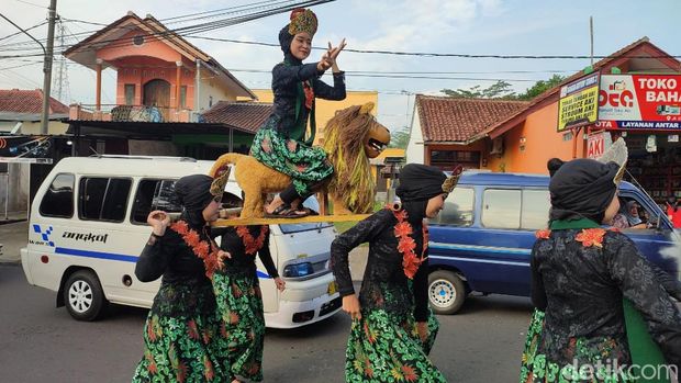 Kesenian singa lugay.