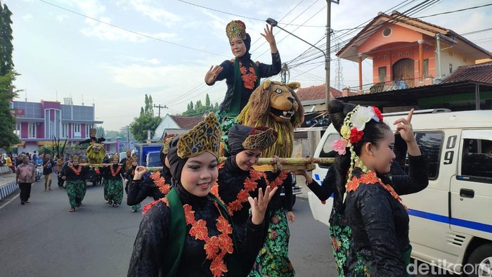 Kesenian singa lugay.