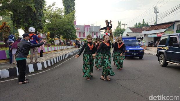 Kesenian singa lugay.