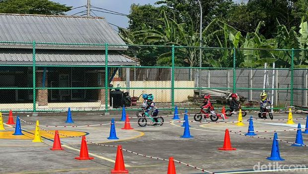 Keseruan anak-anak mengikuti kompetisi push bike di Karawang.