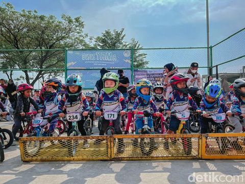 Keseruan anak-anak mengikuti kompetisi push bike di Karawang.