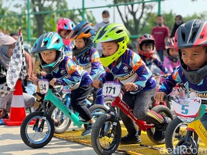 Serunya Melihat Anak-anak Jadi Pembalap Push Bike di Karawang