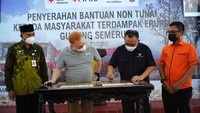 Selain menyerahkan BNT, PMI juga mengerahkan dua unit hagglunds, menyalurkan air bersih sebanyak 1.272.420 liter, serta melakukan pemasangan pipa sepanjang 7,3 kilometer di wilayah Kecamatan Pasrujambe, ditambah bantuan 10 toren air bersih dan membangun lima unit toilet. 