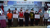 Penyerahan BNT juga dihadiri perwakilan dari delegasi IFRC untuk Indonesia dan Timor Leste Jan Gelfand, Ketua PMI Provinsi Jawa Timur Imam Utomo, serta Ketua PMI Kabupaten Lumajang Budi Santoso.