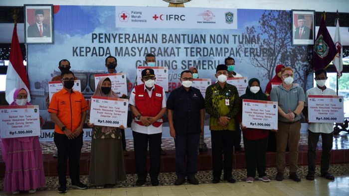 Palang Merah Indonesia bersama PT Pos Indonesia, dan Pemkab Lumajang menyerahkan bantuan non tunai kepada 1.650 kepala keluarga yang terdampak erupsi Gunung Semeru.
