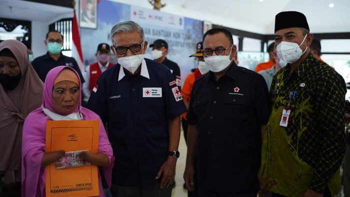 Palang Merah Indonesia bersama PT Pos Indonesia, dan Pemkab Lumajang menyerahkan bantuan non tunai kepada 1.650 kepala keluarga yang terdampak erupsi Gunung Semeru.