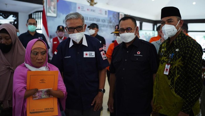Korban Erupsi Semeru Terima Bantuan Palang Merah Indonesia bersama PT Pos Indonesia, dan Pemkab Lumajang menyerahkan bantuan non tunai kepada 1.650 kepala keluarga yang terdampak erupsi Gunung Semeru.