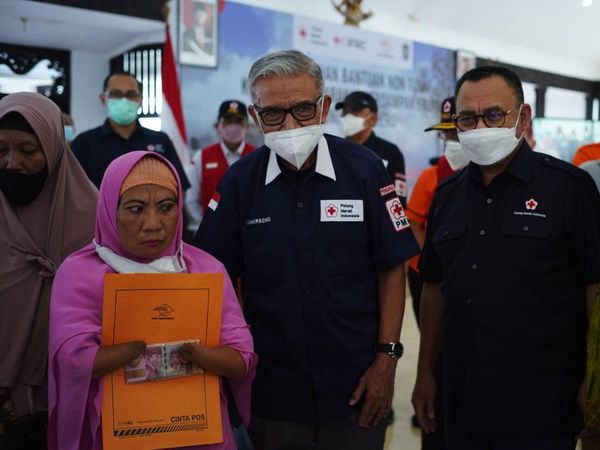 Korban Erupsi Semeru Terima Bantuan