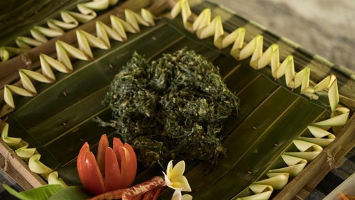 Satu porsi lawar don jepun, kuliner khas Desa Dukuh Penaban, Kabupaten Karangasem