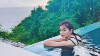 Kalau ini, saat Sandra Olga berenang di Infinity Pool Alila Villas Uluwatu. (Instagram/@sandraolga)