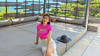 Meski saat ini sudah jarang terlihat di layar kaca, namun presenter cantik Sandra Olga masih eksis di media sosial. Dia kerap membagikan momen kegiatannya, termasuk saat liburan. (Instagram/@sandraolga)