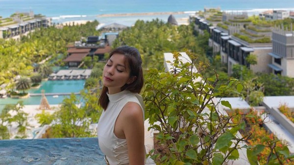 Momen liburan terakhir yang diunggah Sandra Olga yaitu saat menghabiskan akhir tahun di Bali. Tampak Sandra Olga menikmati momen di The Apurva Kempinksi Bali. (Instagram/@sandraolga)