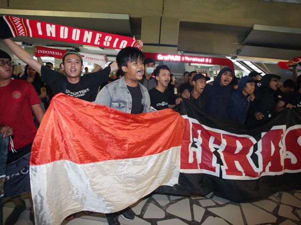 Lihat Lagi Kemeriahan Suporter Sambut Kedatangan Timnas Indonesia