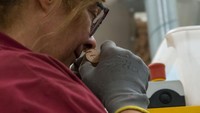 Tutup gabus harus diproduksi dengan baik agar kualitas akhir anggur dapat terus terjaga. Pekerja mencium aroma tutup botol untuk memastikan kelembaban dan tekstur sesuai standar perusahaan.