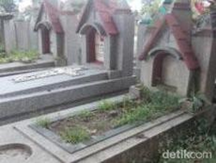 Makam tante Dolly di TPU Sukun, Malang