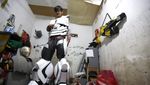 Pria di Depok Untung Jutaan Lewat Kostum Robot