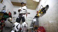 Diketahui, kostum robot ini dibuat dengan bahan dasar busa ati atau eva foam.