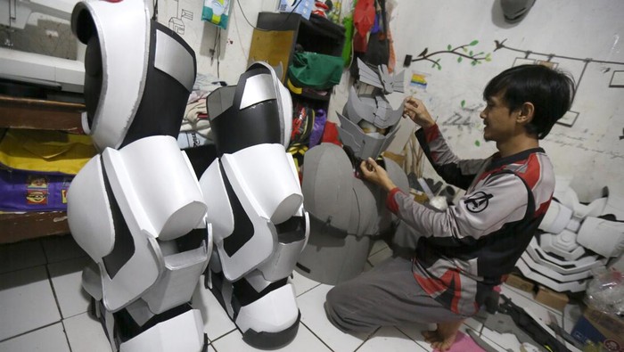 Mantap! Pria di Depok Raup Cuan Jutaan Lewat Kostum Robot Kreativitas dan inovasi mampu menghasilkan keuntungan yang menjanjikan. Seperti pria di Depok yang raup cuan hingga jutaan rupiah lewat pembuatan kostum robot.