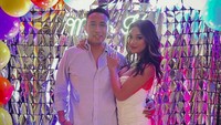 Marion Jola terlihat anggun dan seksi memakai gaun putih sembari memeluk sang kekasih, Dennis Talakua. Foto: dok. Instagram Marion Jola