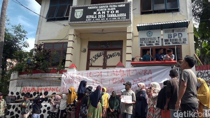 Massa aksi demo menyegel Kantor Desa Tammajarra, Polman, Sulbar.