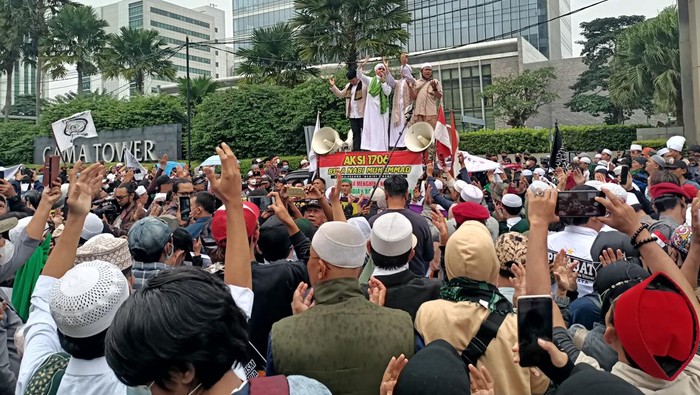 Massa Aksi FPI-PA 212 di Kedubes India Bertahan Meski Sempat Diguyur Hujan (Karin/detikcom)