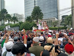 Massa Aksi FPI-PA 212 di Kedubes India Bertahan Meski Sempat Diguyur Hujan