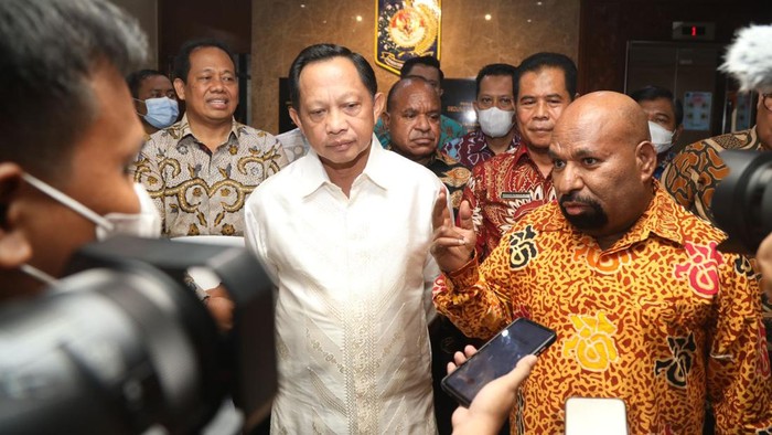 Menteri Dalam Negeri (Mendagri) Muhammad Tito Karnavian dan Gubernur Papua Lukas Enembe.
