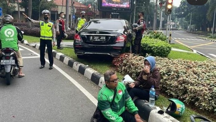 Mercy tabrak ojol di SCBD Jaksel