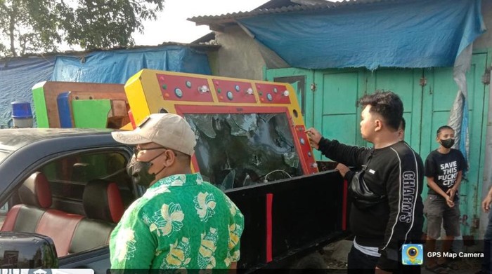 Mesin judi yang dihancurkan ema-emak saat akan dibawa ke kantor polisi. (foto: istimewa)