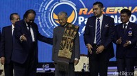 Surya Paloh menyebut Mahathir adalah teman lama. Dia mengaku sudah mengenal Mahathir sejak 40 tahun yang lalu.