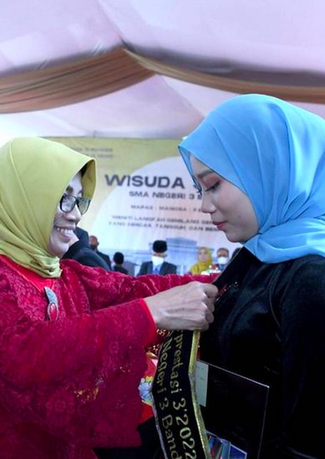 Perasaan sukacita pun tak dapat disembunyikan oleh istri Ridwan yang akrab disapa Teh Lia. Bahagianya melihat Zara dan teman2nya ceria bahagia di wisuda sekolah yang dicintainya, tulis Teh Lia di Instagram-nya yang memiliki 3,8 juta pengikut. (Foto: Instagram/@ataliapr)