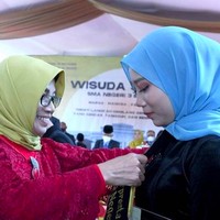 Perasaan sukacita pun tak dapat disembunyikan oleh istri Ridwan yang akrab disapa Teh Lia. Bahagianya melihat Zara dan teman2nya ceria bahagia di wisuda sekolah yang dicintainya, tulis Teh Lia di Instagram-nya yang memiliki 3,8 juta pengikut. (Foto: Instagram/@ataliapr)