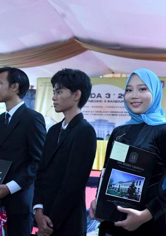 Rasa bahagia pun kian lengkap karena prestasi Zara yang membanggakan. Di momen ini Zara juga alhamdulillah terpilih menjadi salah satu siswi berprestasi, duta SMAN 3 Bandung, tambahnya. (Foto: Instagram/@ataliapr)
