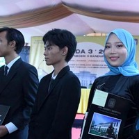 Rasa bahagia pun kian lengkap karena prestasi Zara yang membanggakan. Di momen ini Zara juga alhamdulillah terpilih menjadi salah satu siswi berprestasi, duta SMAN 3 Bandung, tambahnya. (Foto: Instagram/@ataliapr)
