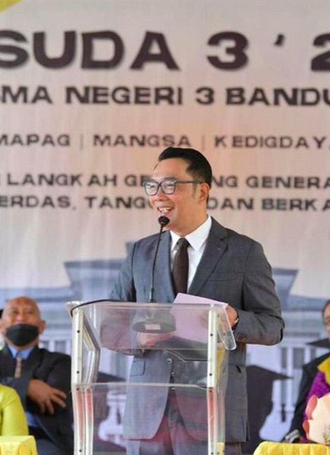 Adapun Ridwan Kamil memilih setelan jas abu-abu. Dalam kesempatan tersebut, ia sempat mengenang Eril yang juga alumnus SMAN 3 Bandung saat memberikan kata sambutan. Lulus ke ITB. Anak saya juga sekolah di sini. Memori yang sama. Hobi sepak bola. Aktif OSIS dan lainya. Waktu Eril SMA, saya wali kota, kata pria yang akrab disapa Kang Emil. Ia juga sempat bercerita tentang keakraban Eril dengan satpam sekolah. (Foto: Instagram/@ataliapr)