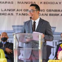 Adapun Ridwan Kamil memilih setelan jas abu-abu. Dalam kesempatan tersebut, ia sempat mengenang Eril yang juga alumnus SMAN 3 Bandung saat memberikan kata sambutan. Lulus ke ITB. Anak saya juga sekolah di sini. Memori yang sama. Hobi sepak bola. Aktif OSIS dan lainya. Waktu Eril SMA, saya wali kota, kata pria yang akrab disapa Kang Emil. Ia juga sempat bercerita tentang keakraban Eril dengan satpam sekolah. (Foto: Instagram/@ataliapr)