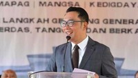 Adapun, Ridwan Kamil mengenakan setelan jas abu-abu. Di momen bahagia putrinya itu ia memberikan sambutan dan sempat mengenang putranya yang telah berpulang, Eril, yang tak lain lulusan SMAN 3 Bandung juga. Foto: Instagram/@ataliapr