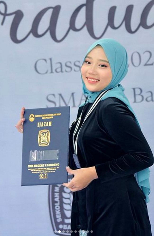 Kamis (16/6/2022) menjadi hari yang spesial bagi keluarga Gubernur Jawa Barat Ridwan Kamil. Pada hari itu, anak kedua Ridwan Kamil dan Atalia Praratya, Camillia Laetitia Azzahra, diwisuda. Acara kelulusan siswa/siswi SMAN 3 Bandung tersebut digelar hanya beberapa hari setelah pemakaman anak pertamanya, Emmeril Khan Mumtadz. (Foto: Instagram/@ataliapr)