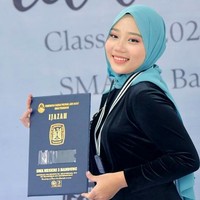 Kamis (16/6/2022) menjadi hari yang spesial bagi keluarga Gubernur Jawa Barat Ridwan Kamil. Pada hari itu, anak kedua Ridwan Kamil dan Atalia Praratya, Camillia Laetitia Azzahra, diwisuda. Acara kelulusan siswa/siswi SMAN 3 Bandung tersebut digelar hanya beberapa hari setelah pemakaman anak pertamanya, Emmeril Khan Mumtadz. (Foto: Instagram/@ataliapr)