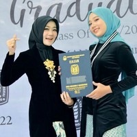 Untuk momen spesial tersebut, Zara dan ibunya bergaya kompak dalam balutan kebaya kutu-baru. Atasan yang dipilih berwarna hitam, warna yang identik dengan perasaan duka. Namun untuk bawahan, keduanya memilih kain batik bernuansa biru yang cerah. (Foto: Instagram/@ataliapr)