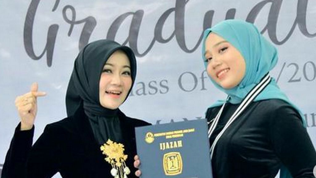 Gaya Keluarga Ridwan Kamil di Acara Wisuda Zara, Kebaya Hitam Jadi Andalan