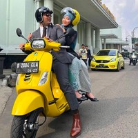 Usai acara Wisuda, Kang Emil mengajak Zara berkeliling dengan Vespa kuningnya. Ini Zara (berfoto dulu), baru wisuda (di SMAN 3 Bandung), kata Kang Emil sapaan karib Ridwan Kamil kepada awak media di Balai Kota. (Foto: Instagram/@ataliapr)