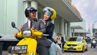 Ridwan Kamil tampak membonceng putrinya itu dengan Vespa kuning ke Balai Kota Bandung usai menghadiri acara wisuda. Selamat ya Zara! Foto: Instagram/@ataliapr
