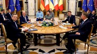 Untuk diketahui, Presiden Prancis Emmanuel Macron bersama Kanselir Jerman Olaf Scholz dan Perdana Menteri Italia Mario Draghi mengunjungi Kyiv, ibu kota Ukraina, di tengah perang yang berkecamuk imbas invasi Rusia. (Ludovic Marin/Pool via REUTERS).