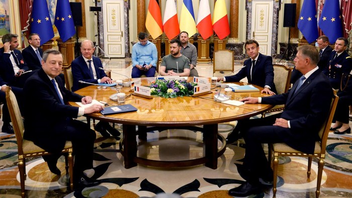 Presiden Prancis Emmanuel Macron mengunjungi Ukraina di tengah perang. Selain bertemu Volodymyr Zelensky, Macron juga lihat dampak perang Rusia-Ukraina di Irpin
