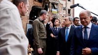 Sebagai informasi, kunjungan Macron bersama sejumlah pemimpin negara Eropa lainnya ini menjadi kunjungan pertama mereka ke Ukraina sejak invasi Rusia. (Ludovic Marin/Pool via REUTERS).