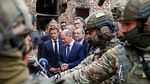 Momen Macron Peluk Zelensky Saat Kunjungi Ukraina di Tengah Perang