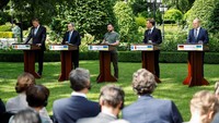 Kunjungan itu dilakukan saat pemerintah Ukraina mendorong untuk diberikan status kandidat resmi untuk bergabung dengan Uni Eropa. (REUTERS/Valentyn Ogirenko).