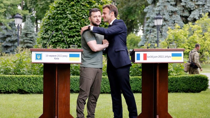 Presiden Prancis Emmanuel Macron mengunjungi Ukraina di tengah perang. Selain bertemu Volodymyr Zelensky, Macron juga lihat dampak perang Rusia-Ukraina di Irpin